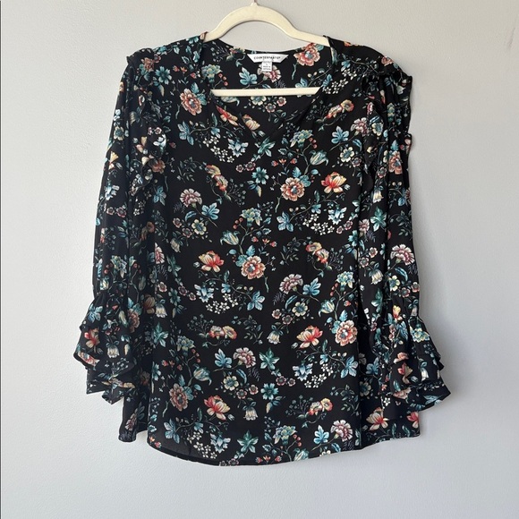 GORGEOUS! Black floral blouse with ruffle details and 3/4 length sleeves - Picture 1 of 12